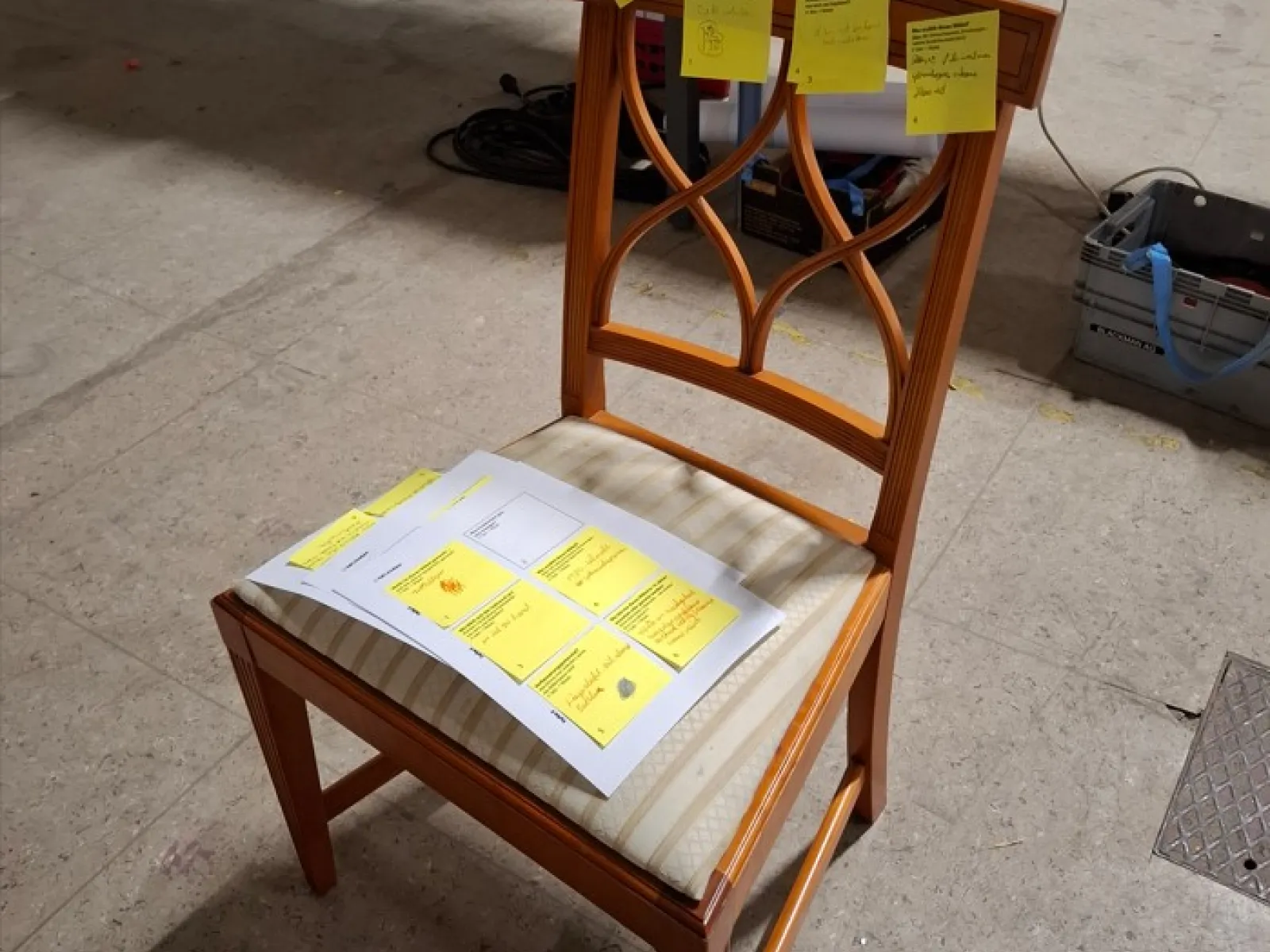 Ein Holzstuhl mit Notizen drauf 