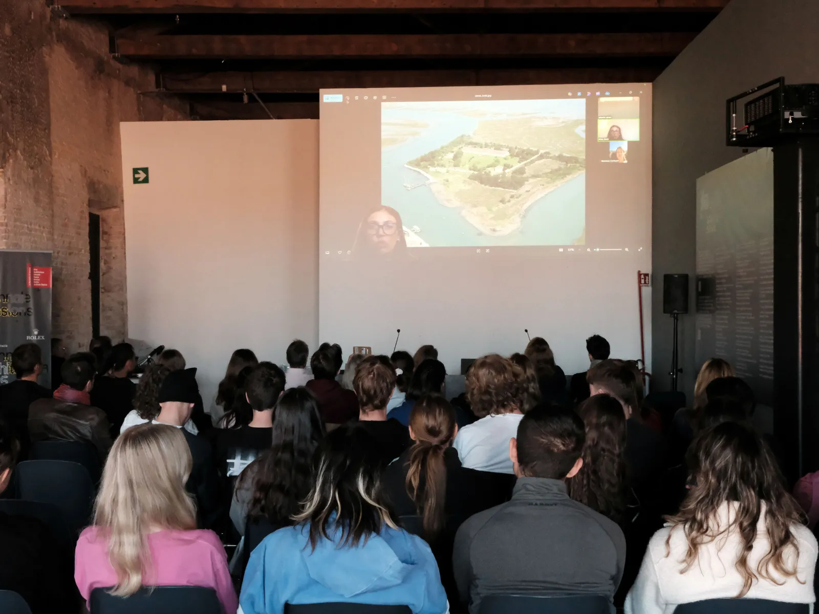 Publikum blickt auf Präsentation