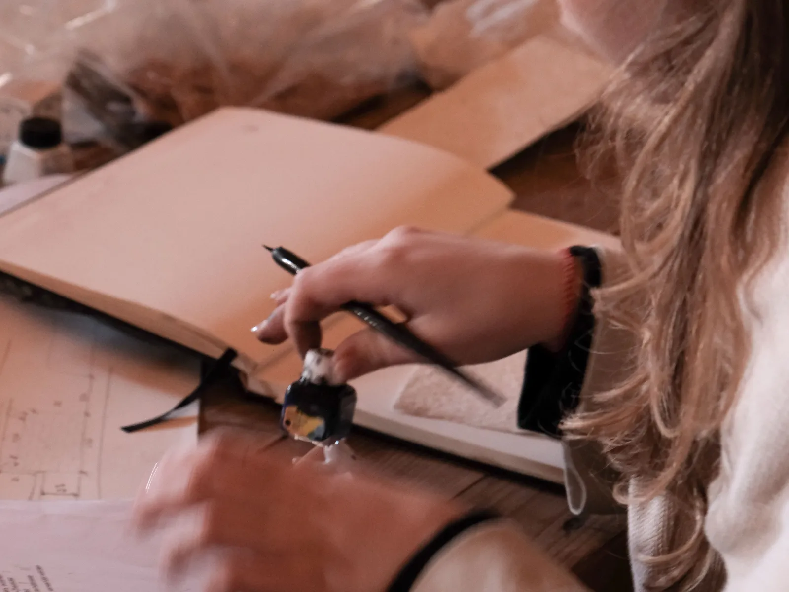 Detailaufnahme einer jungen Frau bei einer kreativen Arbeit