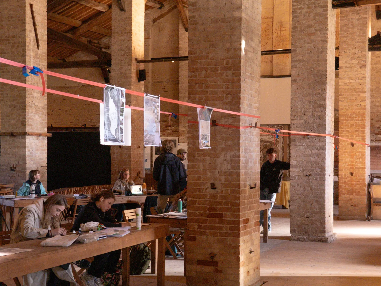 Eine grosse Halle mit aufgehängten Zeichnungen