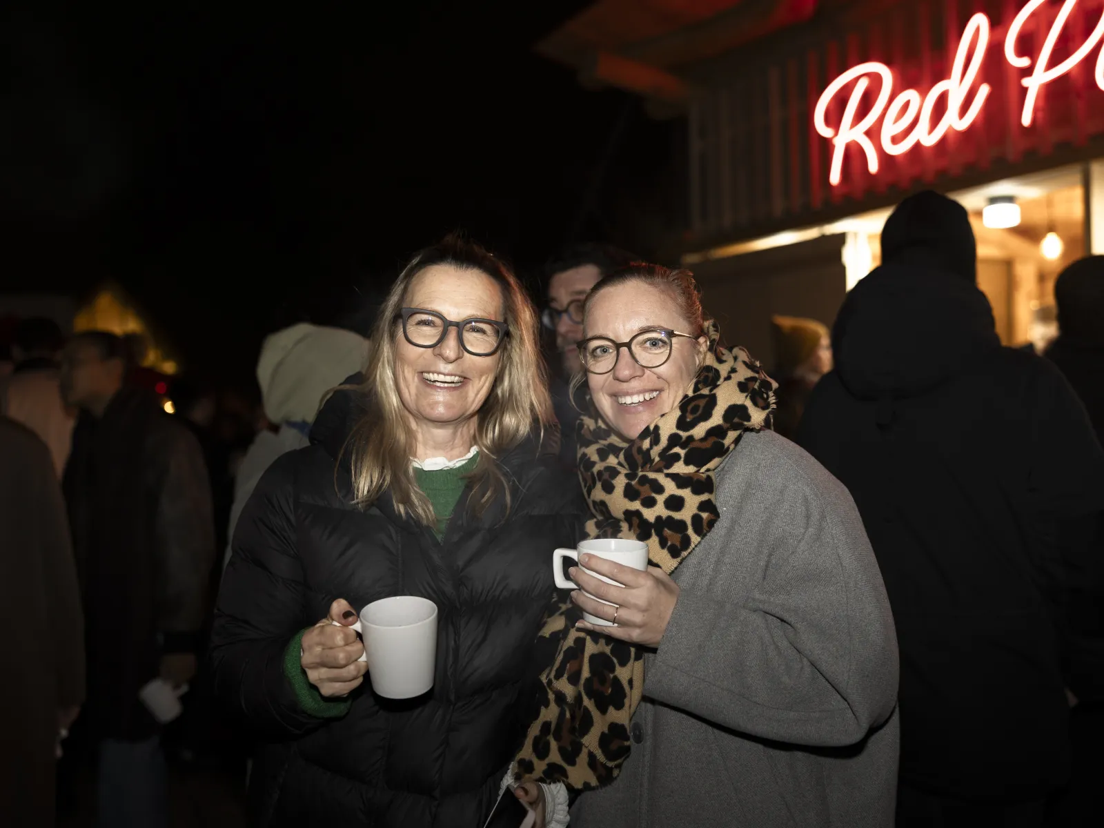 Mitarbeitende stehen zusammen im Red Pavillon.