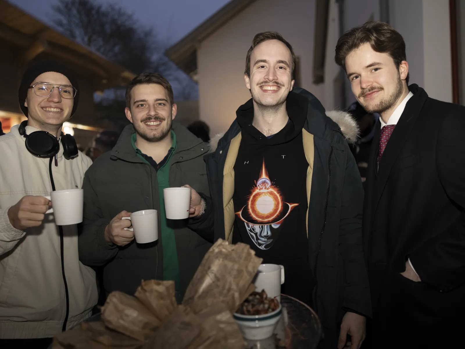 Studierende stehen zusammen im Red Pavillon.