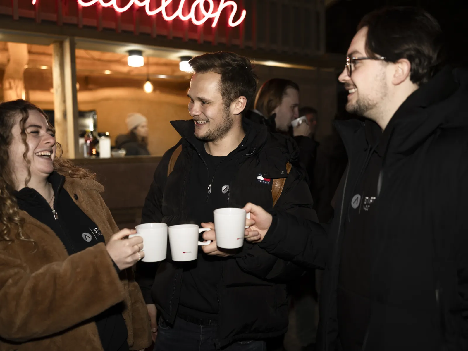 Studierende prosten sich zu am Red Pavillon.