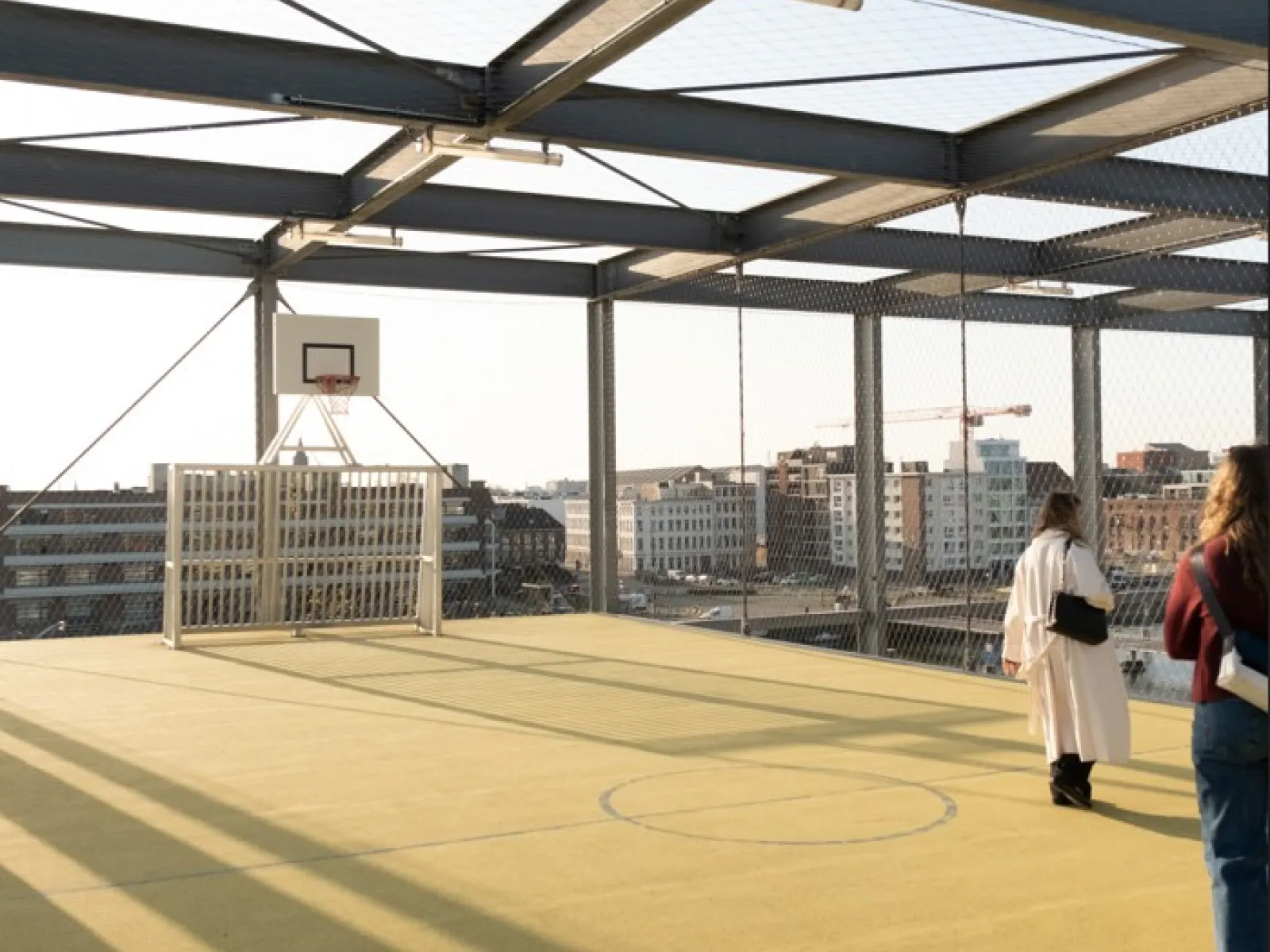 Basketballplatz auf einem Hochhaus 