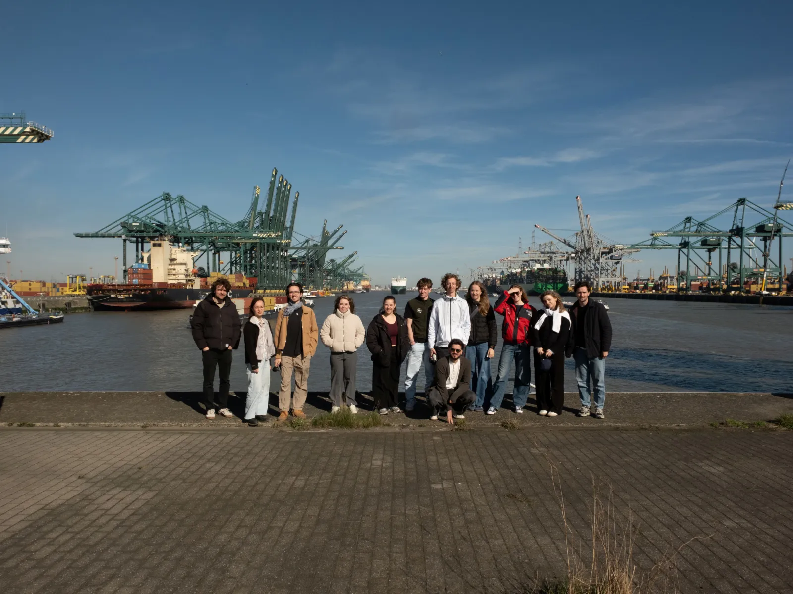 Gruppenfoto von Studierenden an einem Industriehafen 