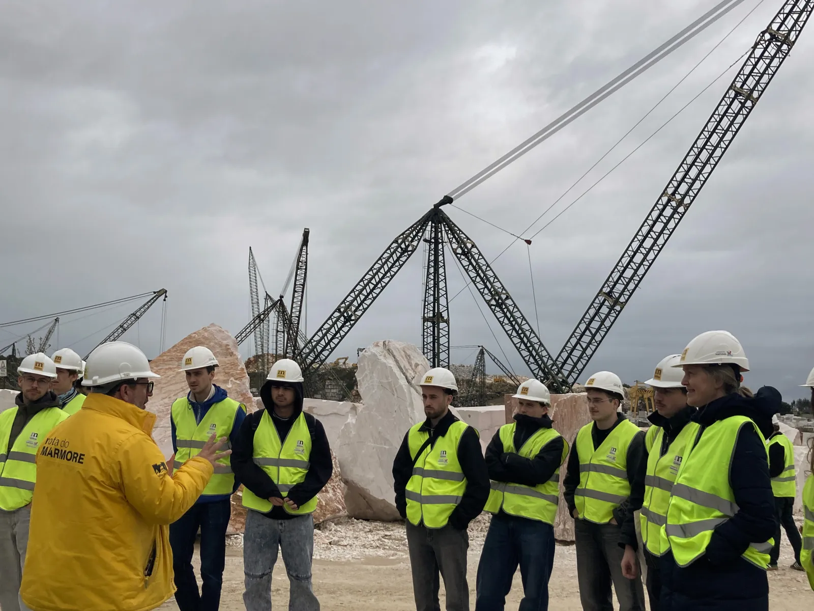 Führung bei einem Steinbruch