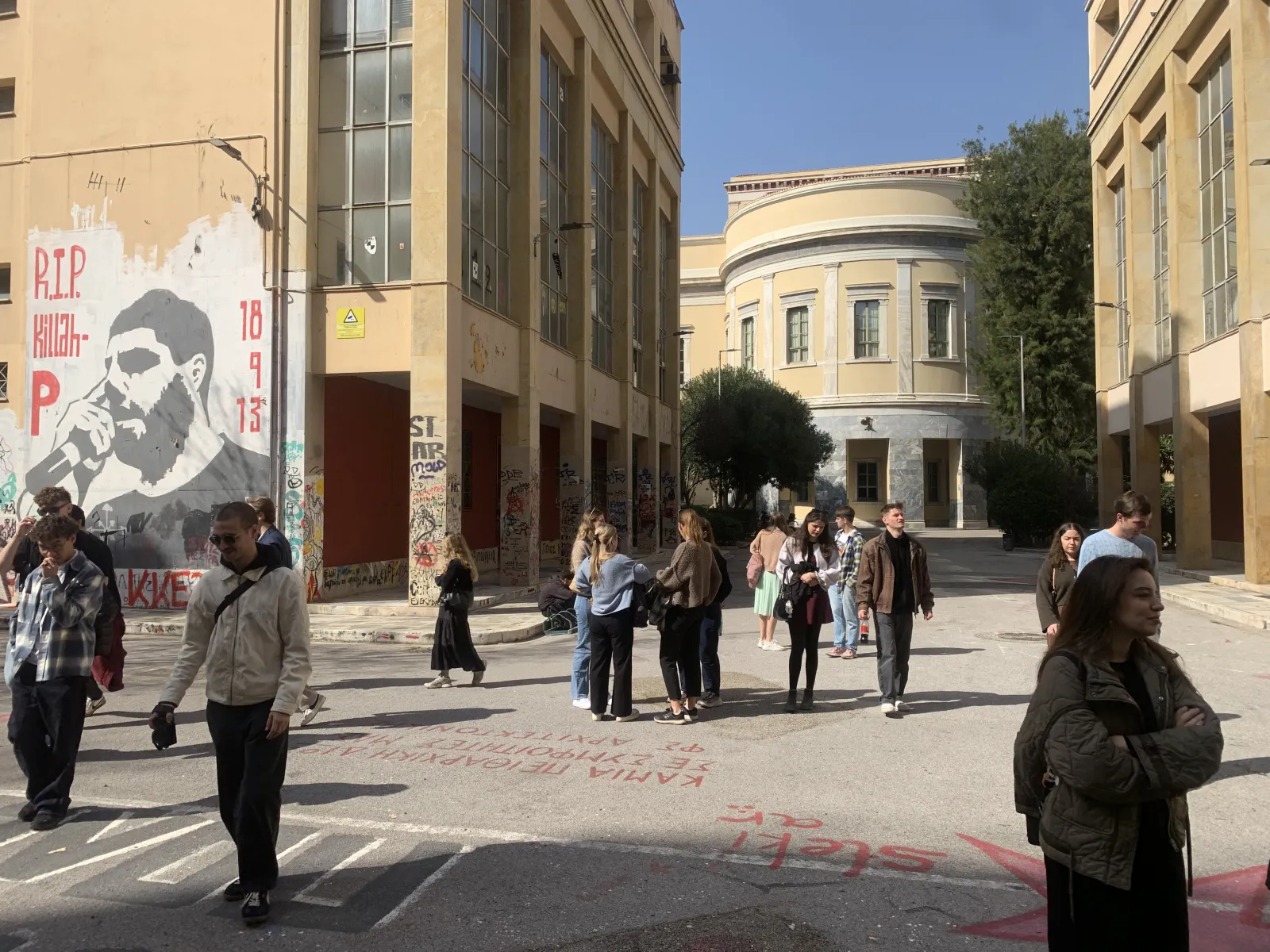 Gruppe von Studierenden in einem Stadtviertel von Athen