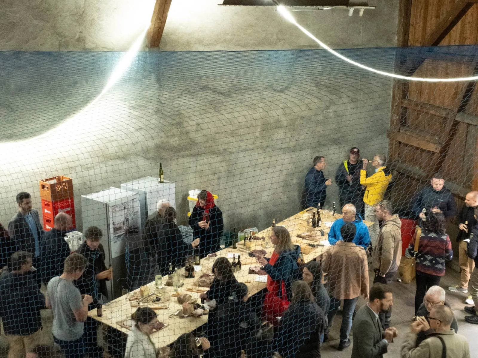 Mehrere Menschen stehen neben einem Ausstellungstisch