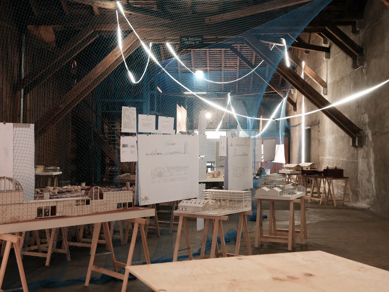 Eine Ausstellung in einem Dachgeschoss