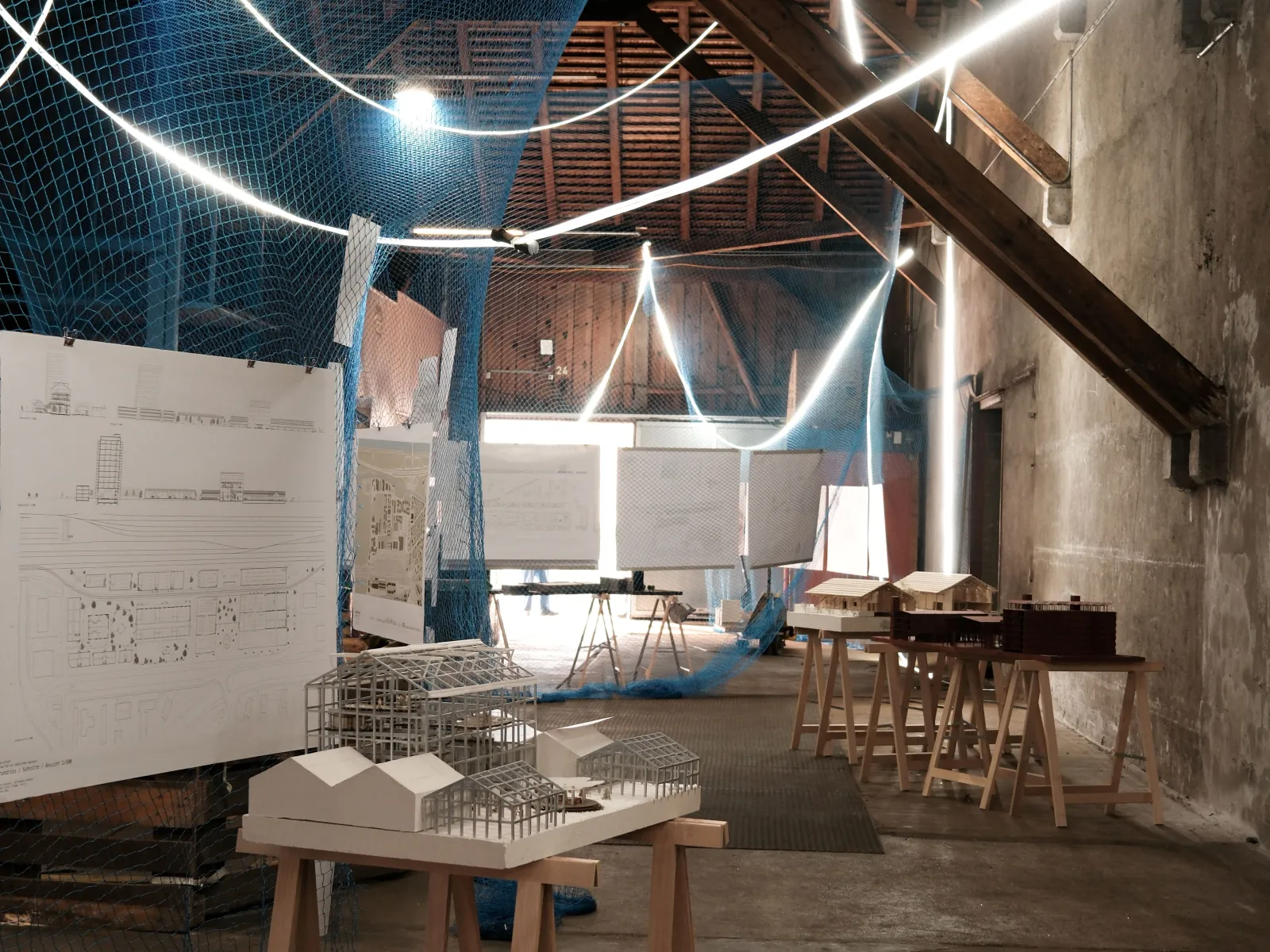 Eine Ausstellung in einem Dachgeschoss