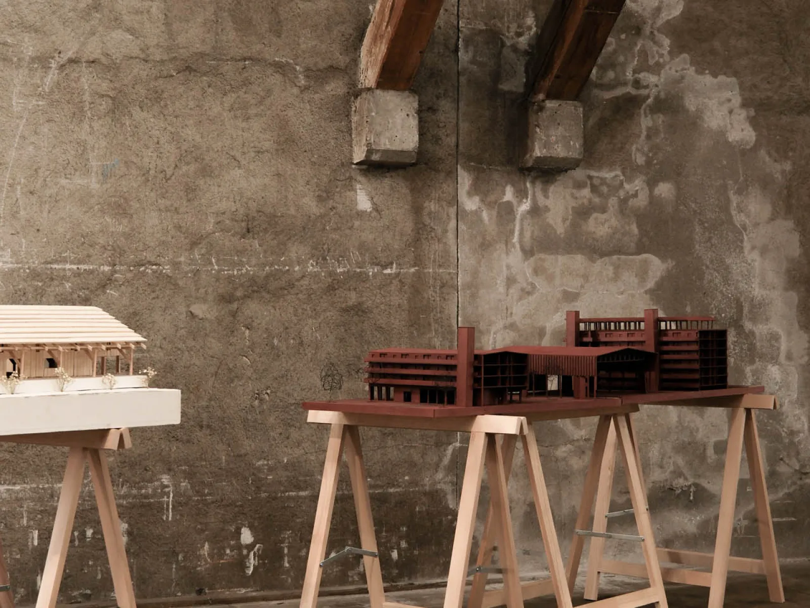 Modelle auf Holzböcken