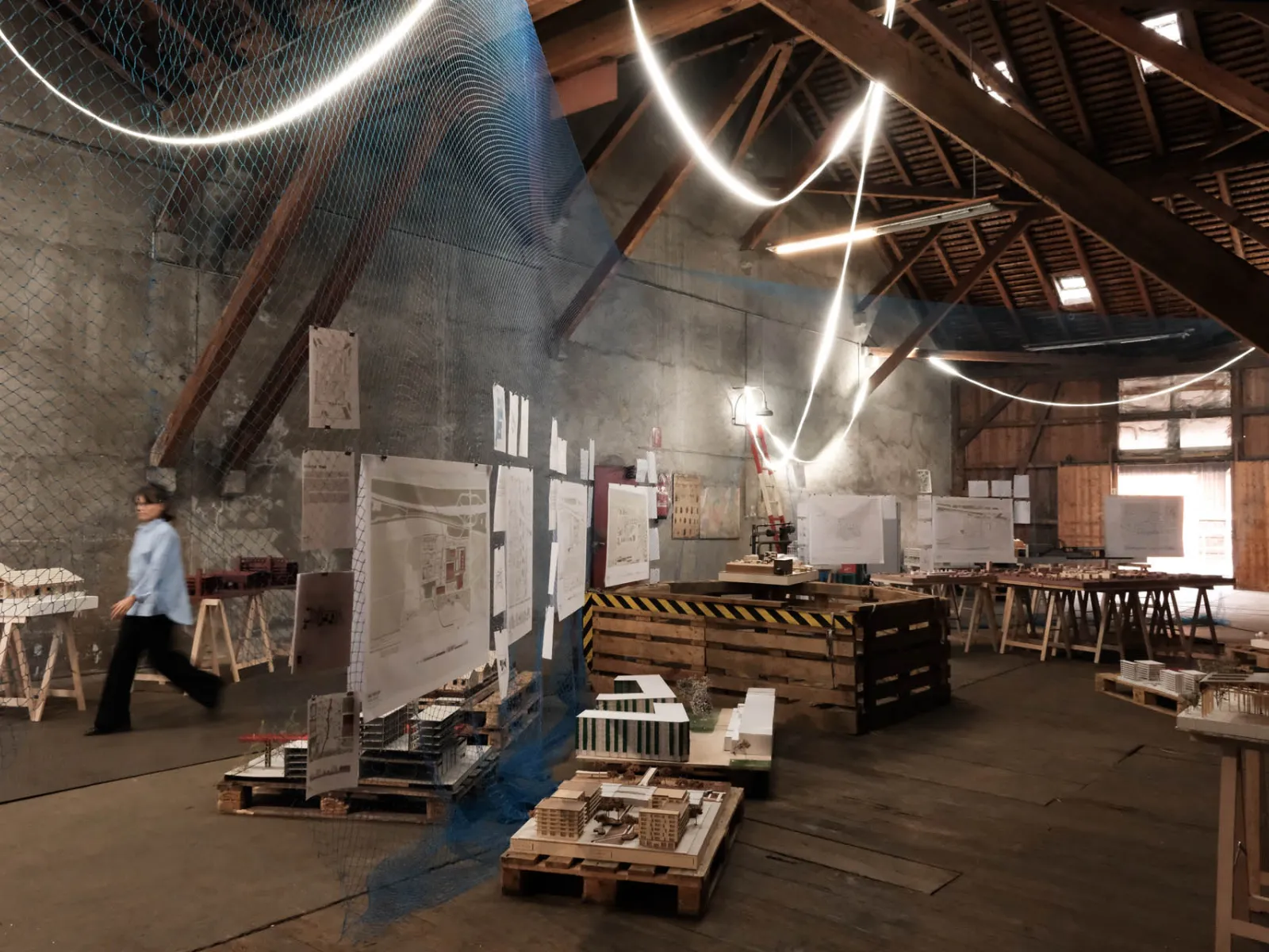 Eine Ausstellung in einem Dachgeschoss