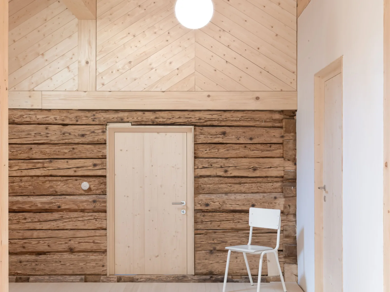 Ein umgebauter Raum aus altem und neuen Holz 