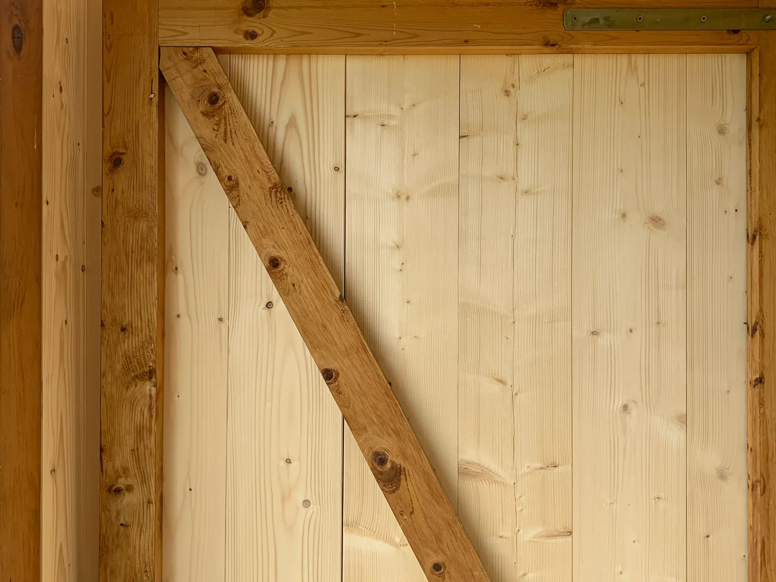 Tür aus altem und neuem Holz