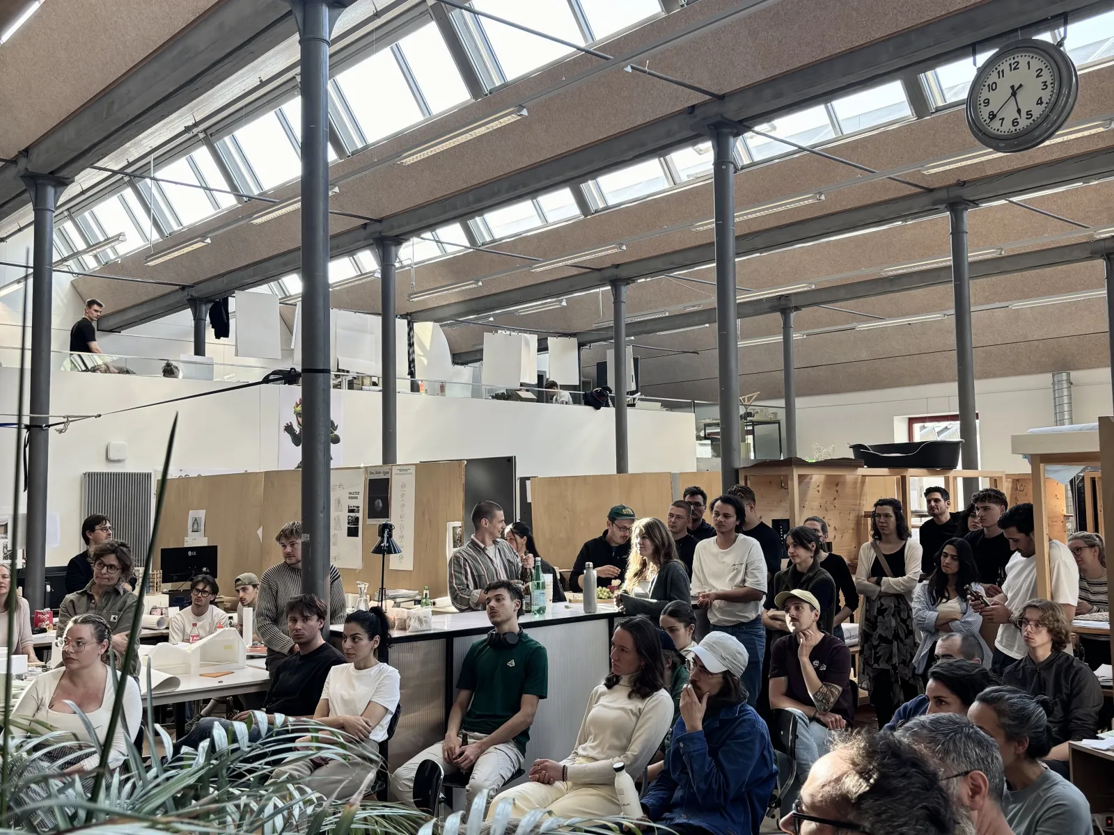 Ein Vortragspublikum in einem grossen Saal 