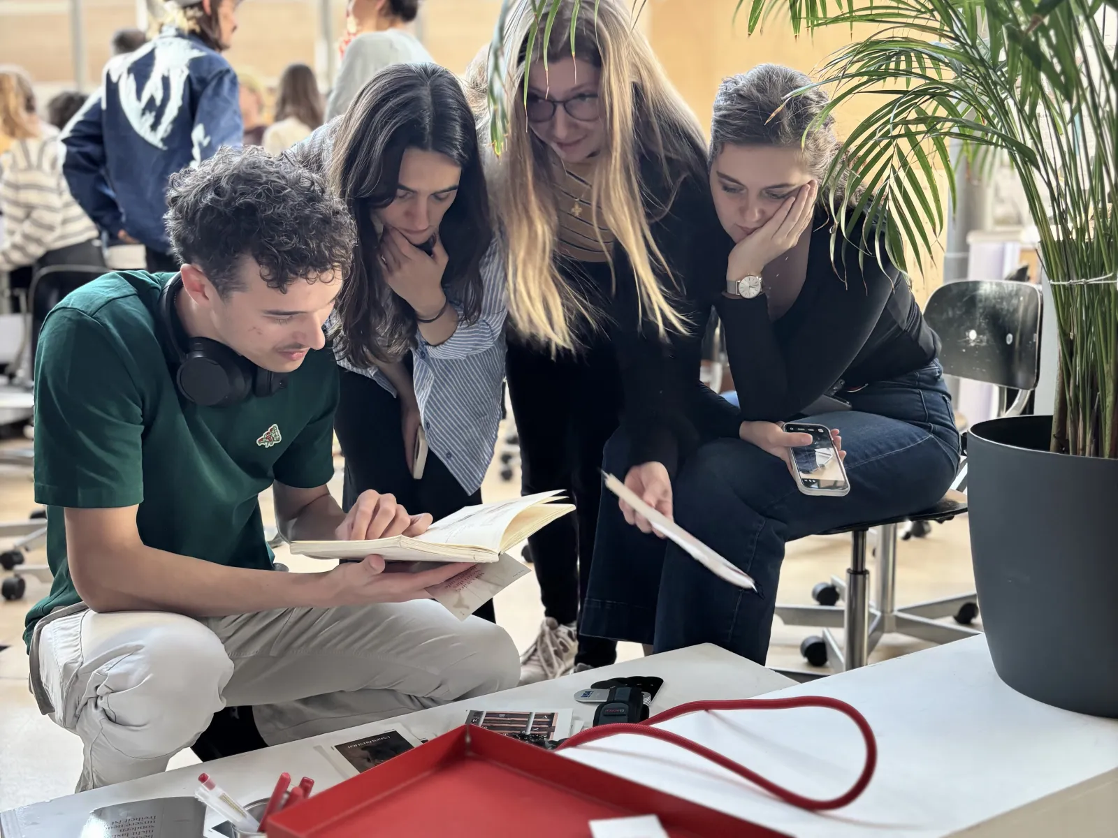 Mehrere junge Menschen schauen sich Objekte an