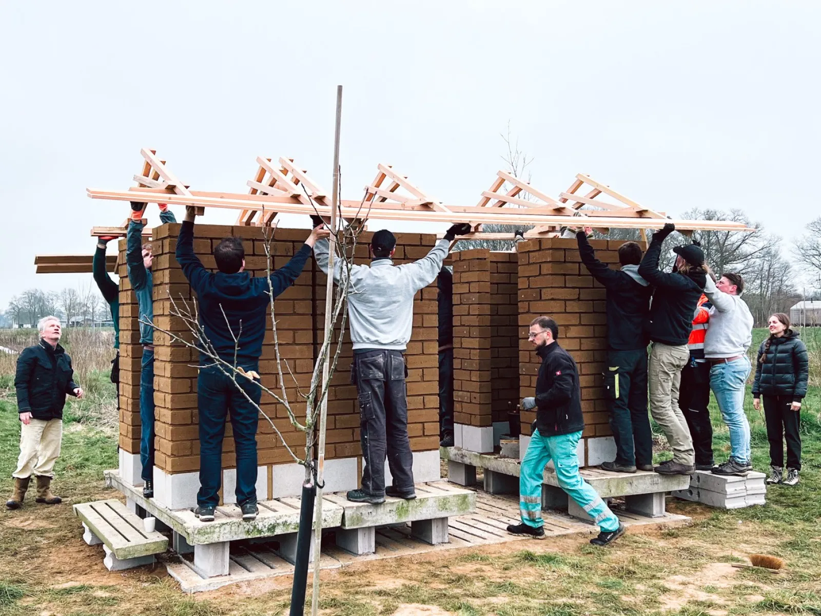 Ein kleines Gebäude aus Lehm und Holz im Bau 