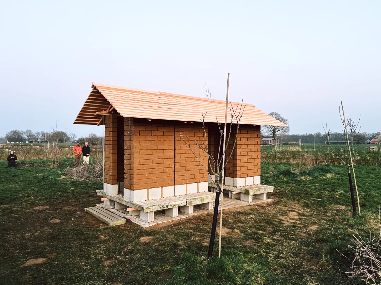 Ein kleines Gebäude aus Lehm und Holz 