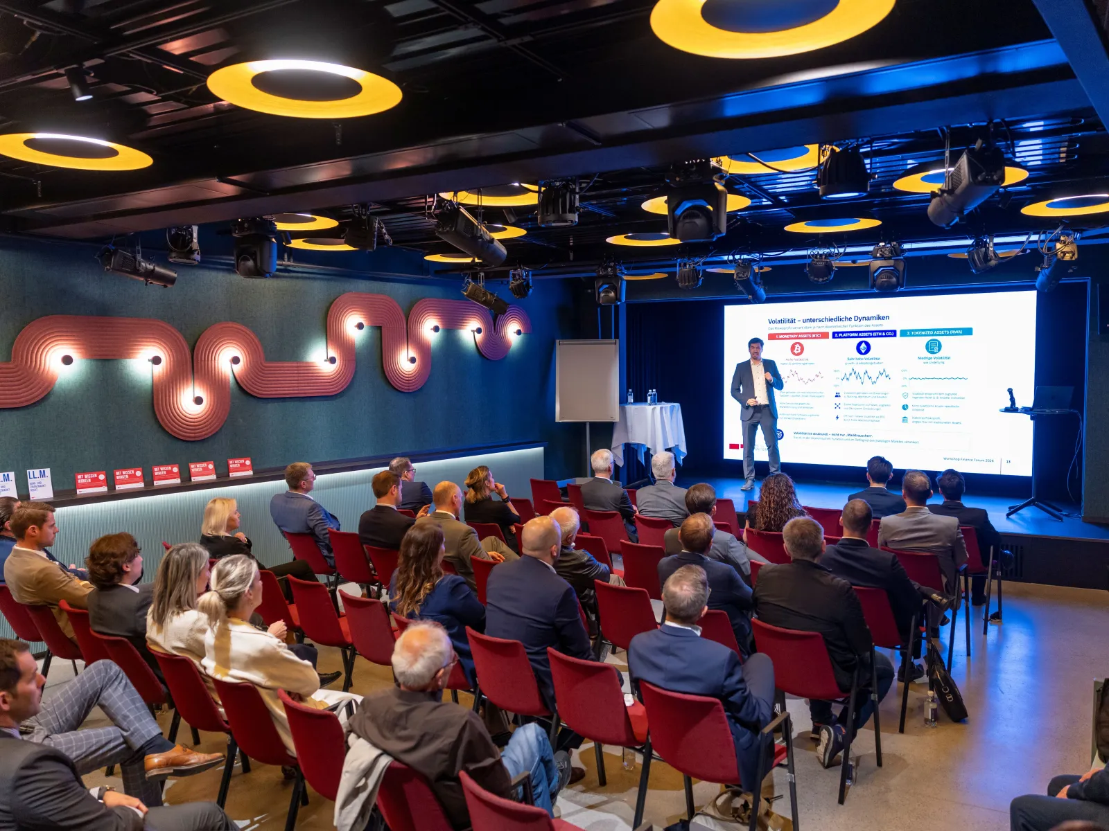 Publikum bei einer Präsentation auf dem Finance Forum 2026