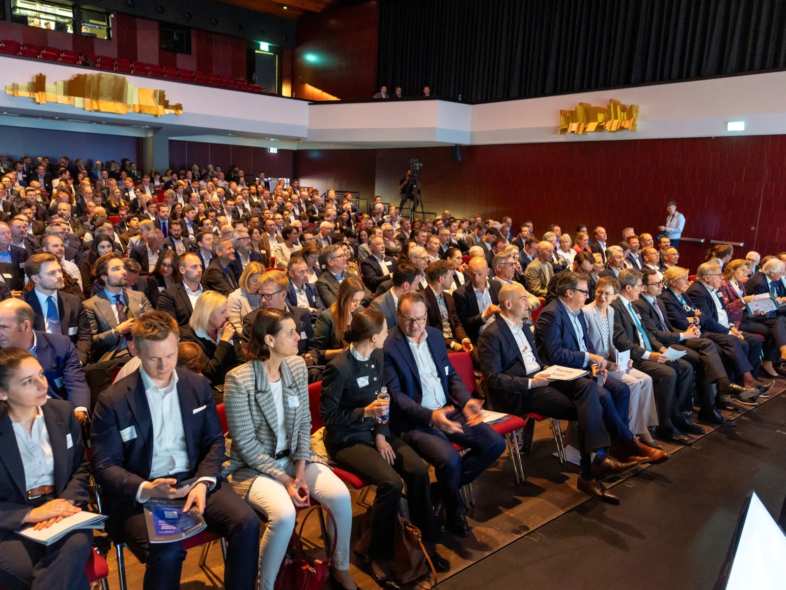 Publikum beim Finance Forum 2026 verfolgt die Veranstaltung im Auditorium