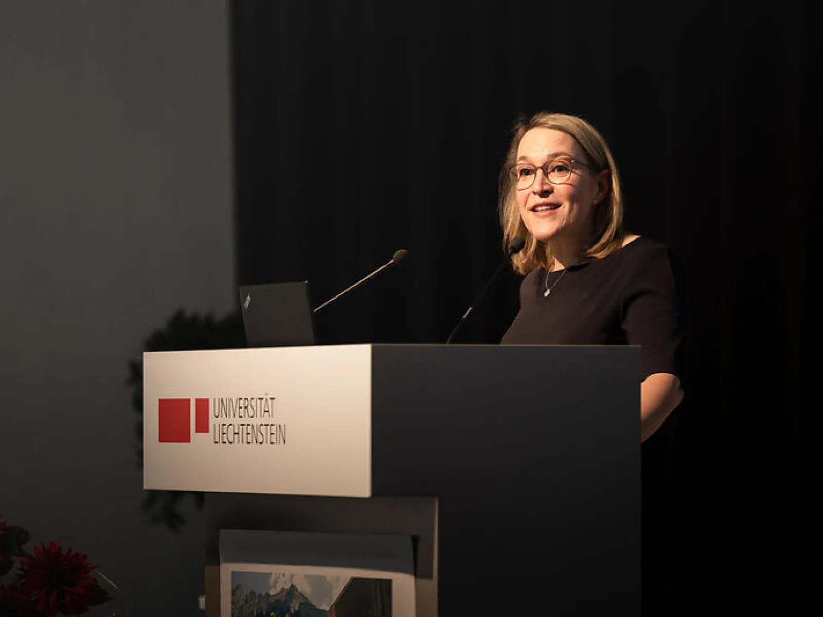 Rednerin begrüsst das Publikum bei einer Antrittsvorlesung an der Universität Liechtenstein