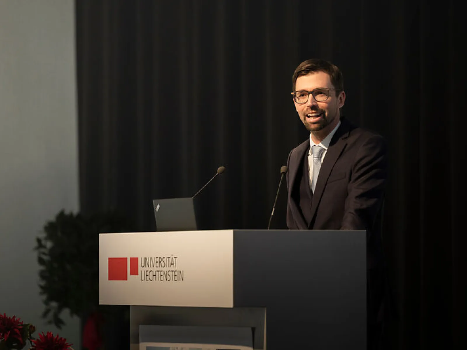 Dozent spricht bei einer Antrittsvorlesung an der Universität Liechtenstein