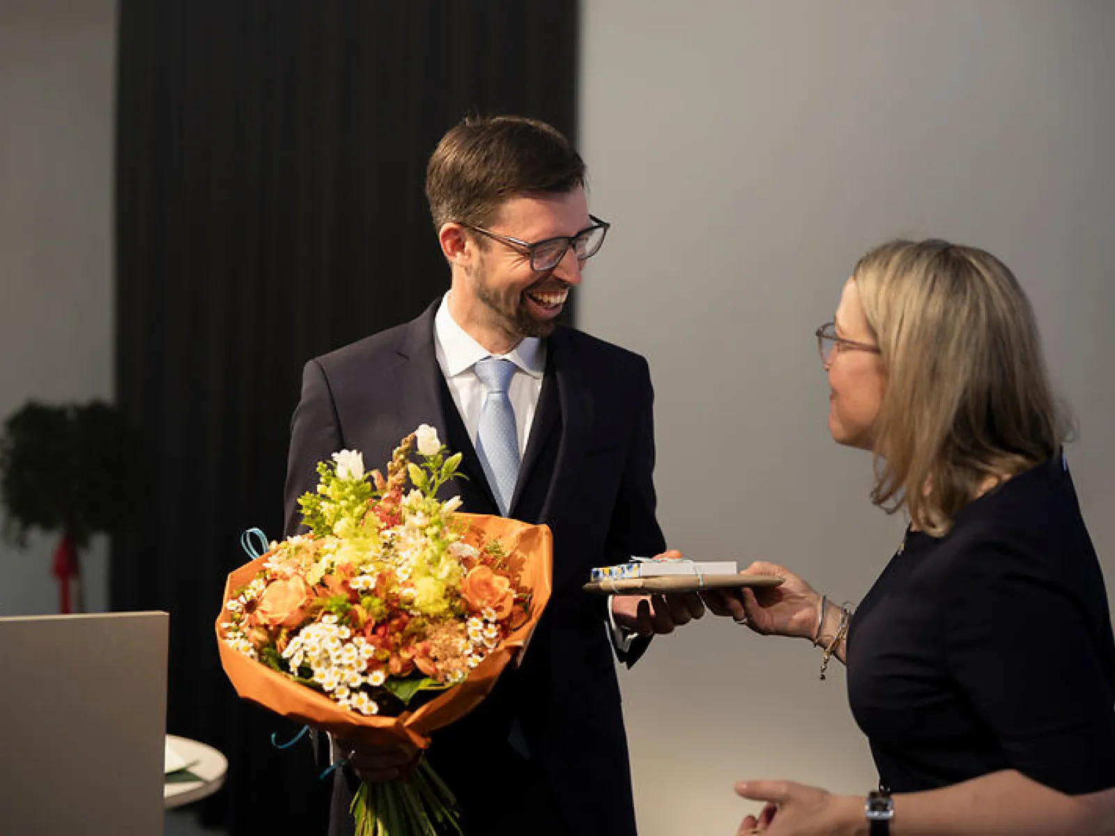 Blumenübergabe nach einer Antrittsvorlesung an der Universität Liechtenstein