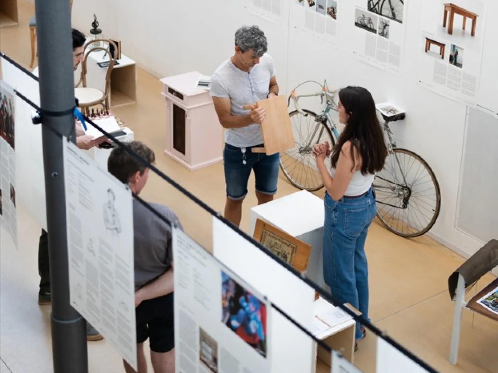 Draufsicht auf eine Ausstellung mit aufgehängten Plakaten 