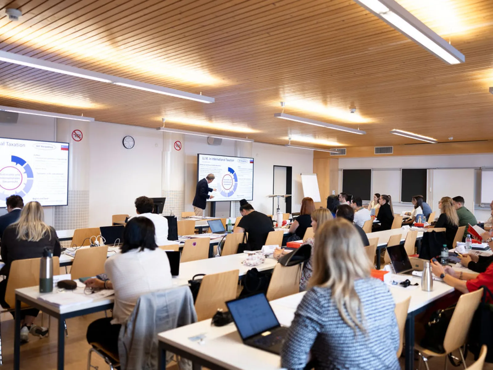 Studierende zum Start 2026 Executive Master of Laws in international Taxation
