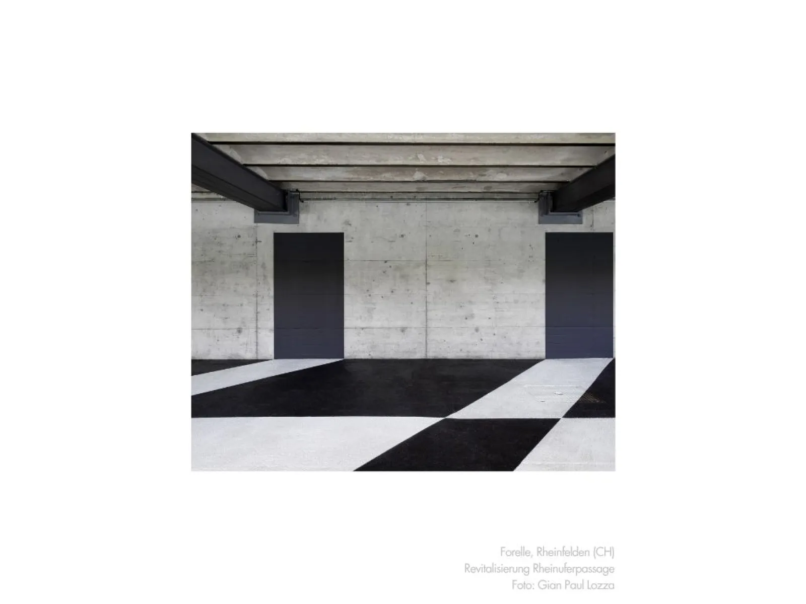 Schwarz-weisser Boden mit Betonwand