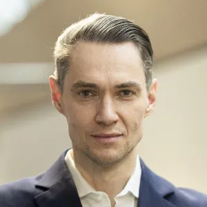 Mitarbeiter:in