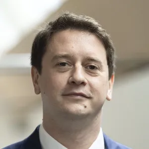 Mitarbeiter:in