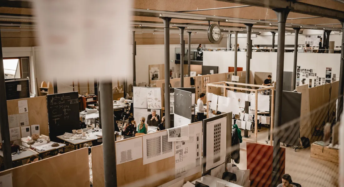 Architektur-Atelier-der-Liechtenstein-School-of-Architecture-mit-Studierenden-in-kreativer-Arbeitsatmosphaere