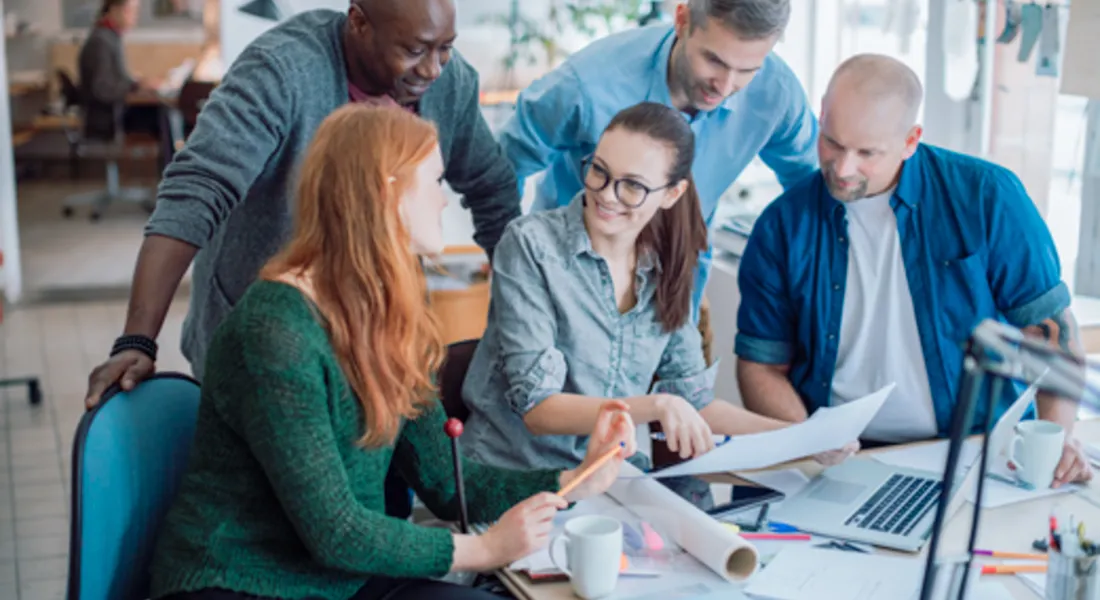 Gruppe von Forschern arbeitet zusammen