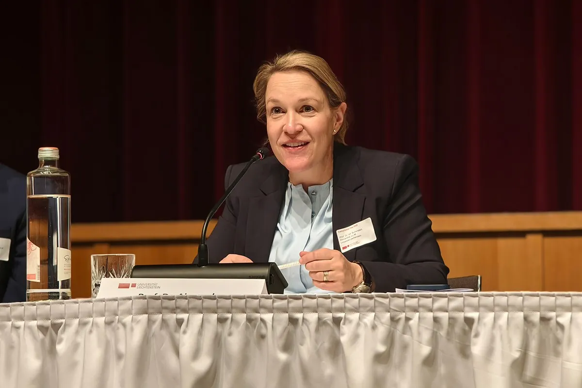 Prof. Dr. Alexandra Butterstein spricht beim Compliance-Day 2025 der Universität Liechtenstein im SAL über die wachsende Bedeutung von Weiterbildung in der Compliance-Branche.
