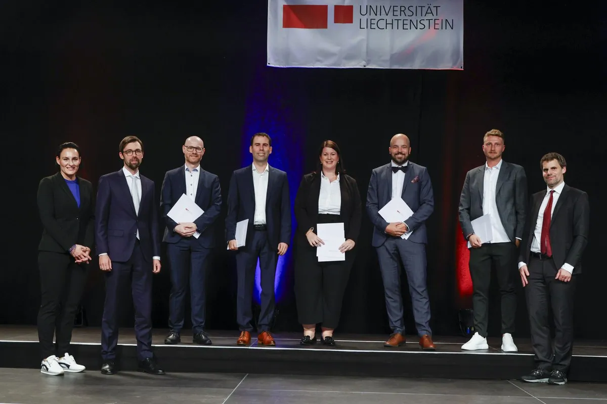 Auf dem Bild sind die Absolvent:innen des LL.M. im Bank- und Finanzmarktrecht zusammen mit PD Dr. Bernhard Burtscher und Dr. Christian Frommelt.