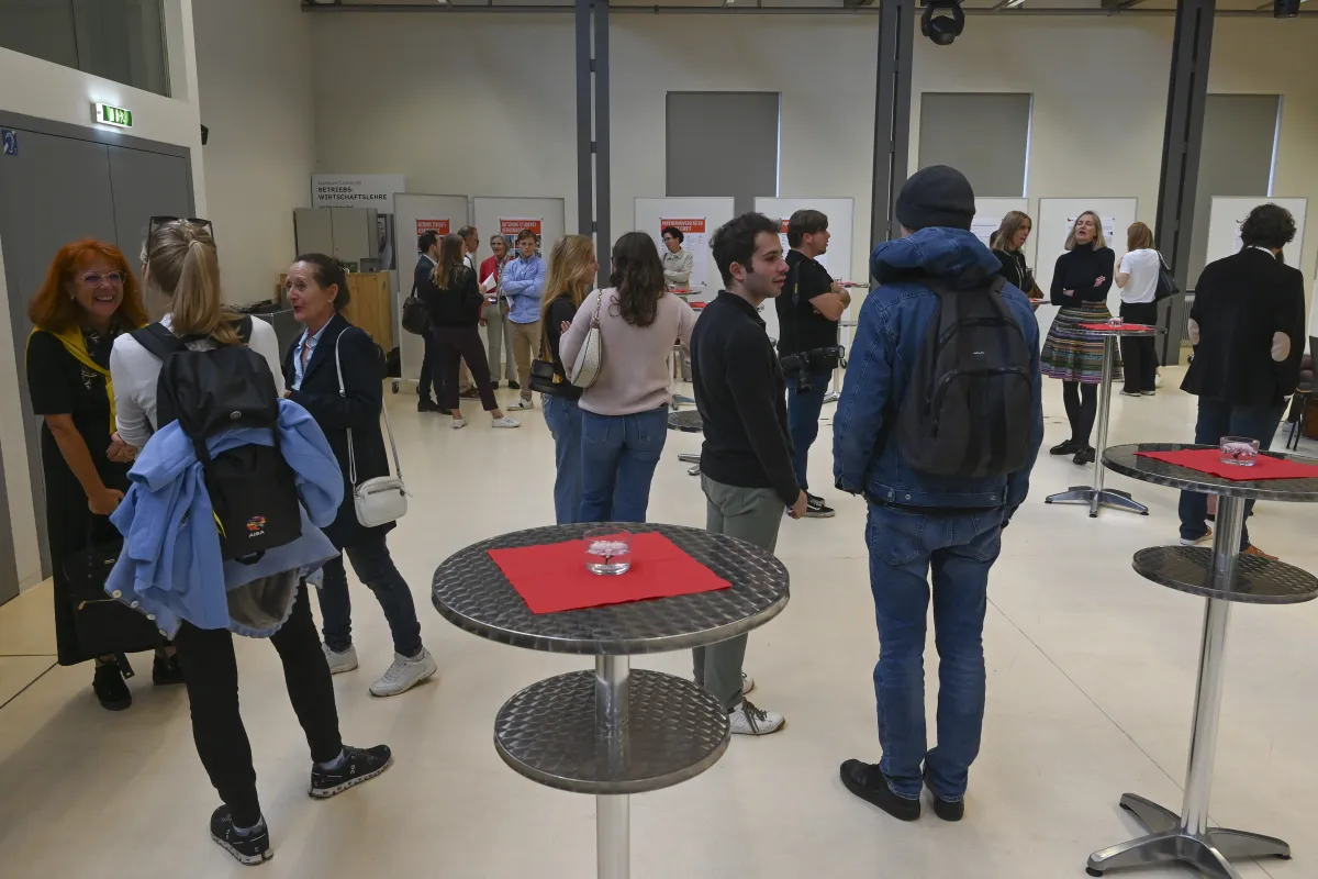 Besucher der Posterausstellung im Gespräch mit Forschenden