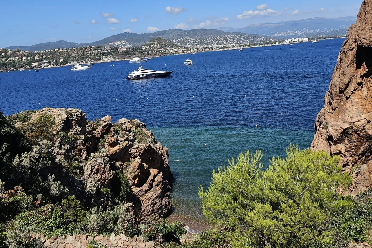 Bucht mit blauem Wasser, Felsen und ein paar Yachten