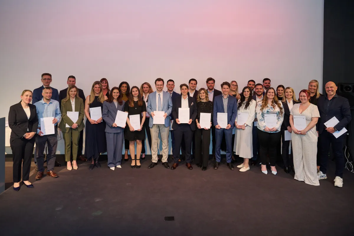 Absolventinnen und Absolventen bei der Diplomfeier Treuhand der Universität Liechtenstein