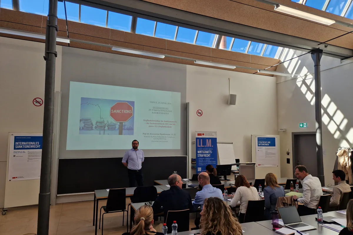 Publikum verfolgt einen Vortrag zum Sanktionenrecht an der Universität Liechtenstein