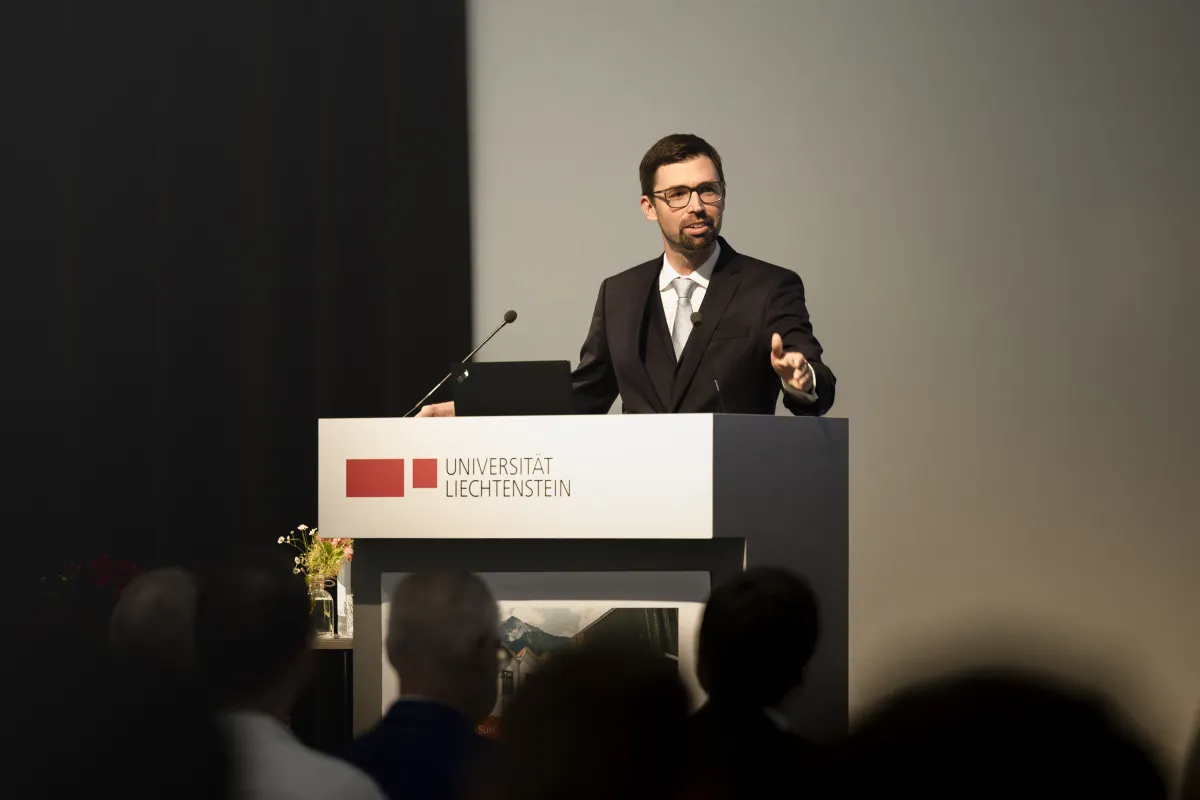 Dozent hält einen Vortrag bei einer Antrittsvorlesung an der Universität Liechtenstein