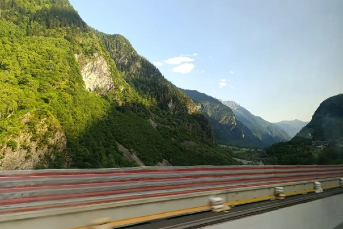 Autostrasse mit Hügel
