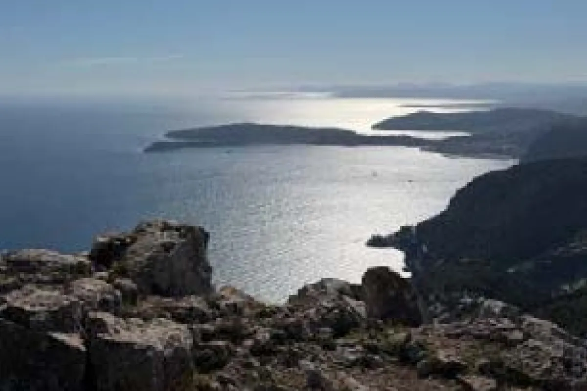 Küste mit blauem Meer.