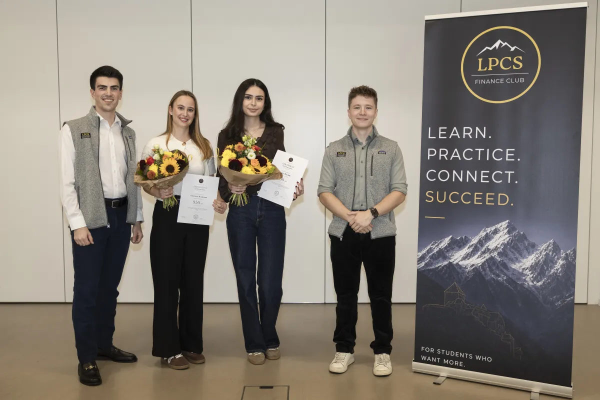 Tim Rotter, Clarissa Rixmann, Hatice Kavlak und Finn von Bank bei der Verleihung des ersten LPCS-Stipendiums. (v.l) 