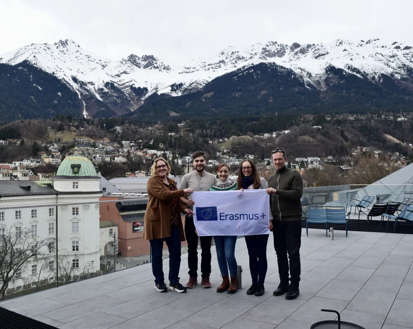 Heike Henning, Markus Rohregger, Susanne Häfner, Janine Hacker, Alexander Carôt mit Erasmus-Fahne