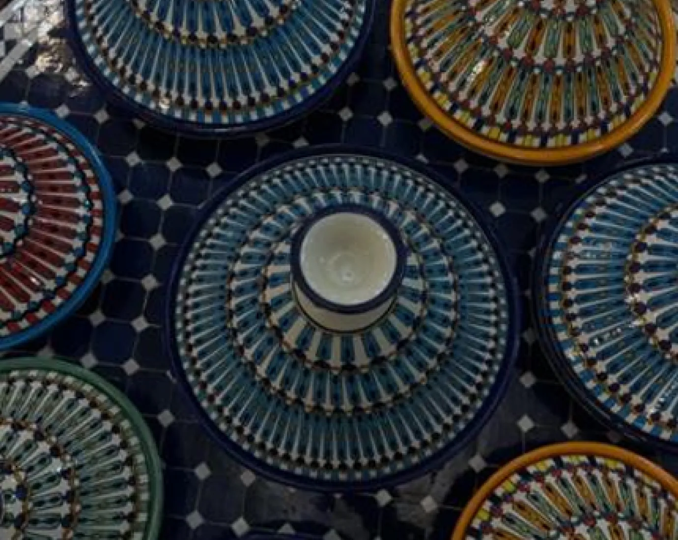 Bunte Keramik-Tajinen von oben gesehen.