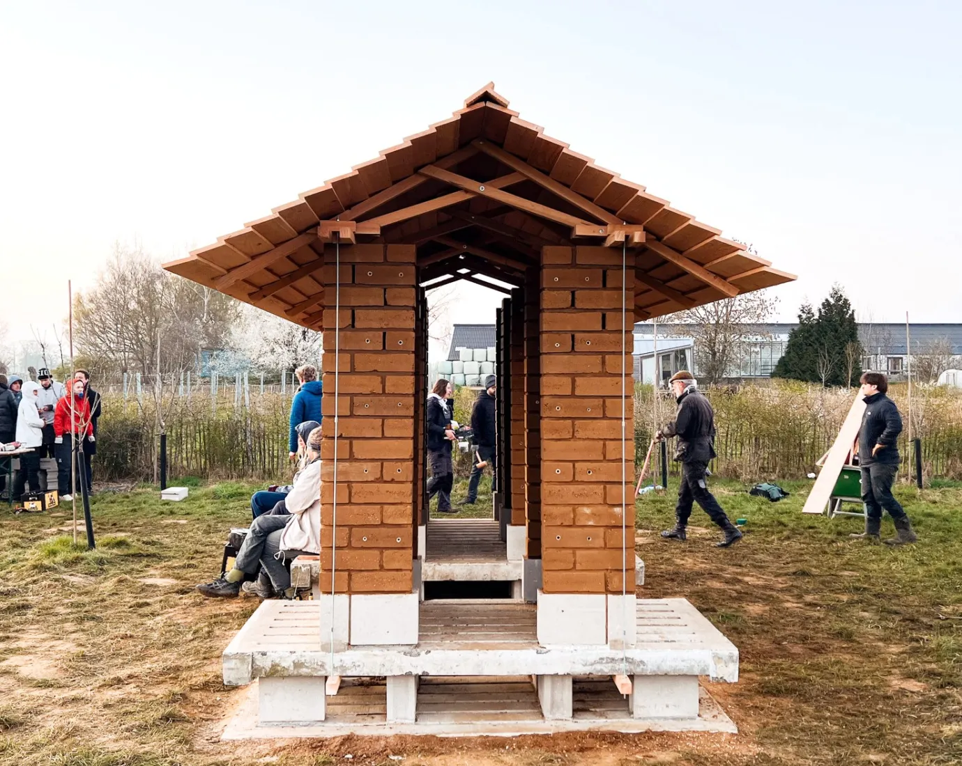 Kleines Gebäude aus Lehmziegeln und Holz im Bau