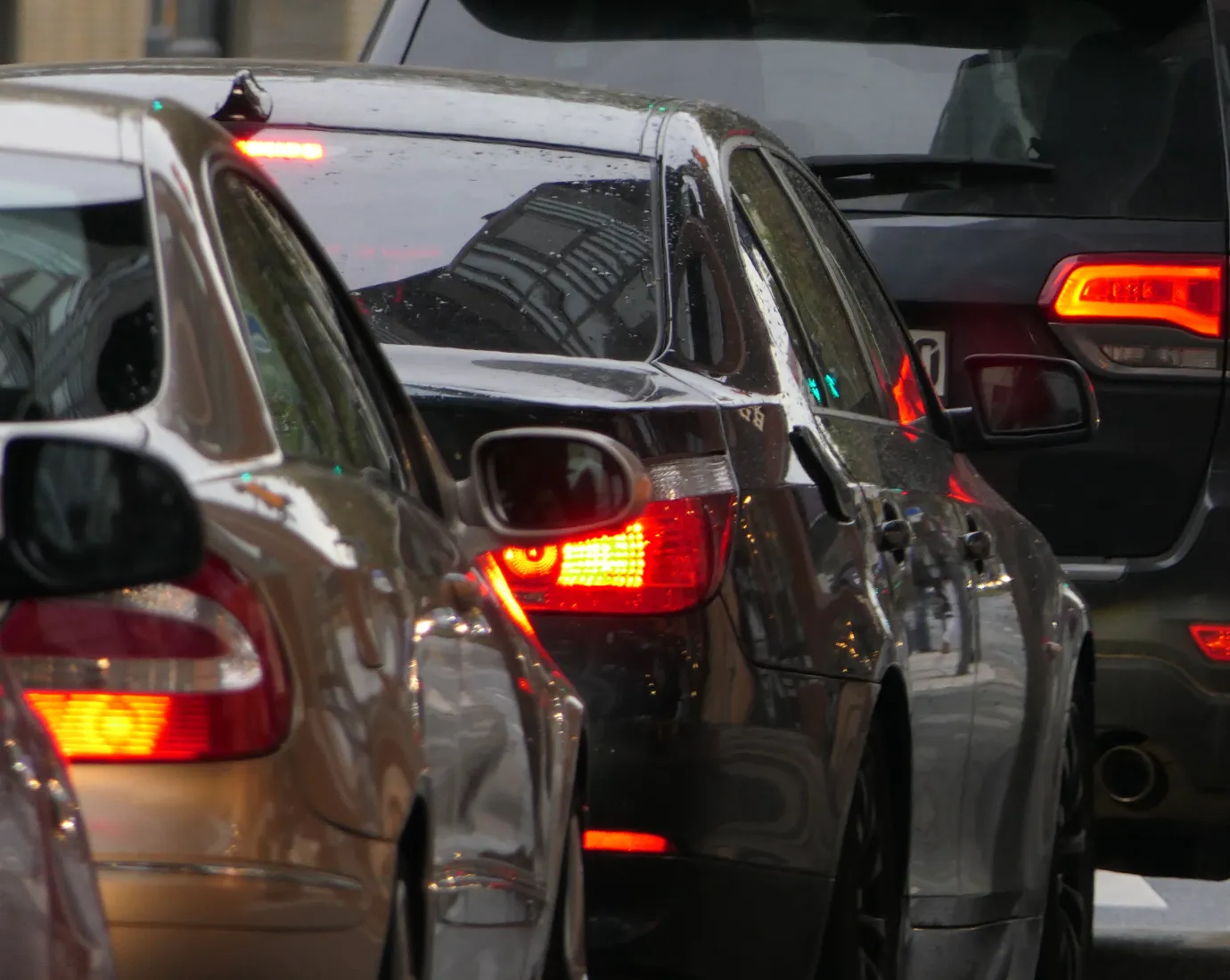 Autos im Stau als Symbolbild für Mobilität, Verkehr und individuelle Freiheit