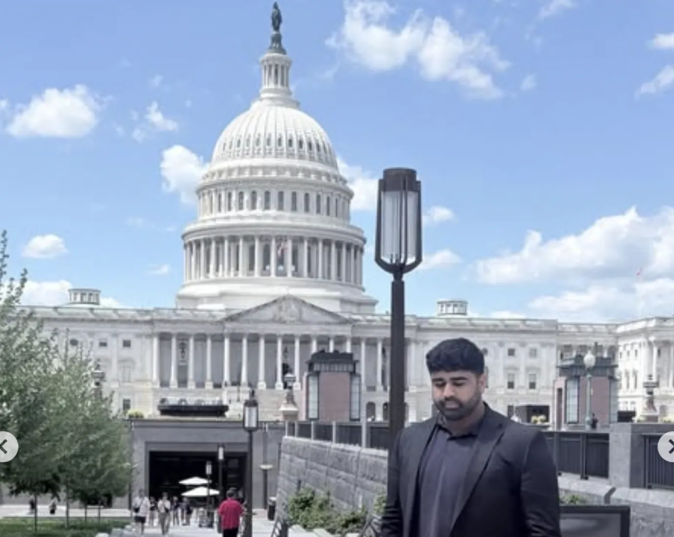Person vor dem US-Kapitol in Washington, D.C.