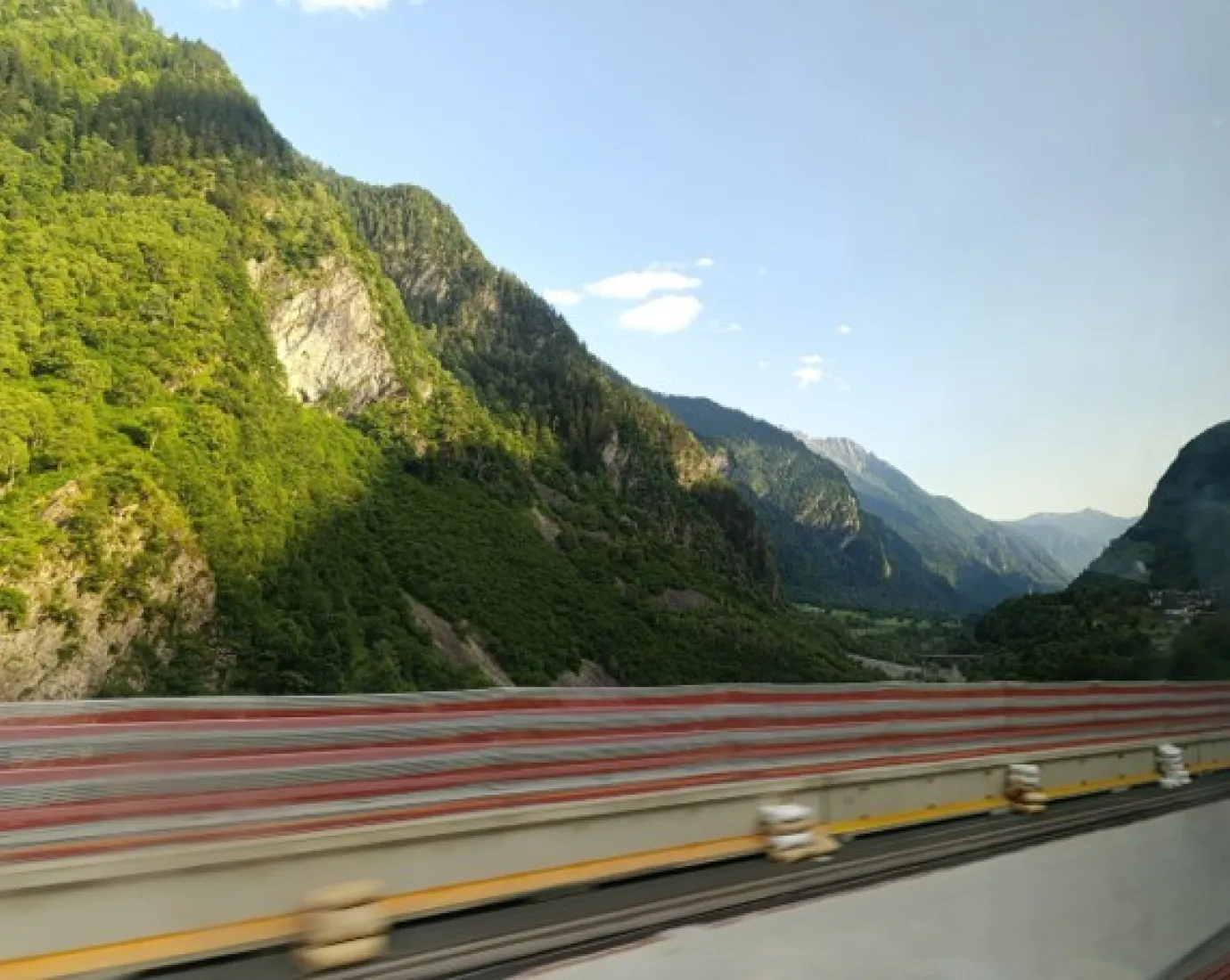 Autostrasse mit Hügel